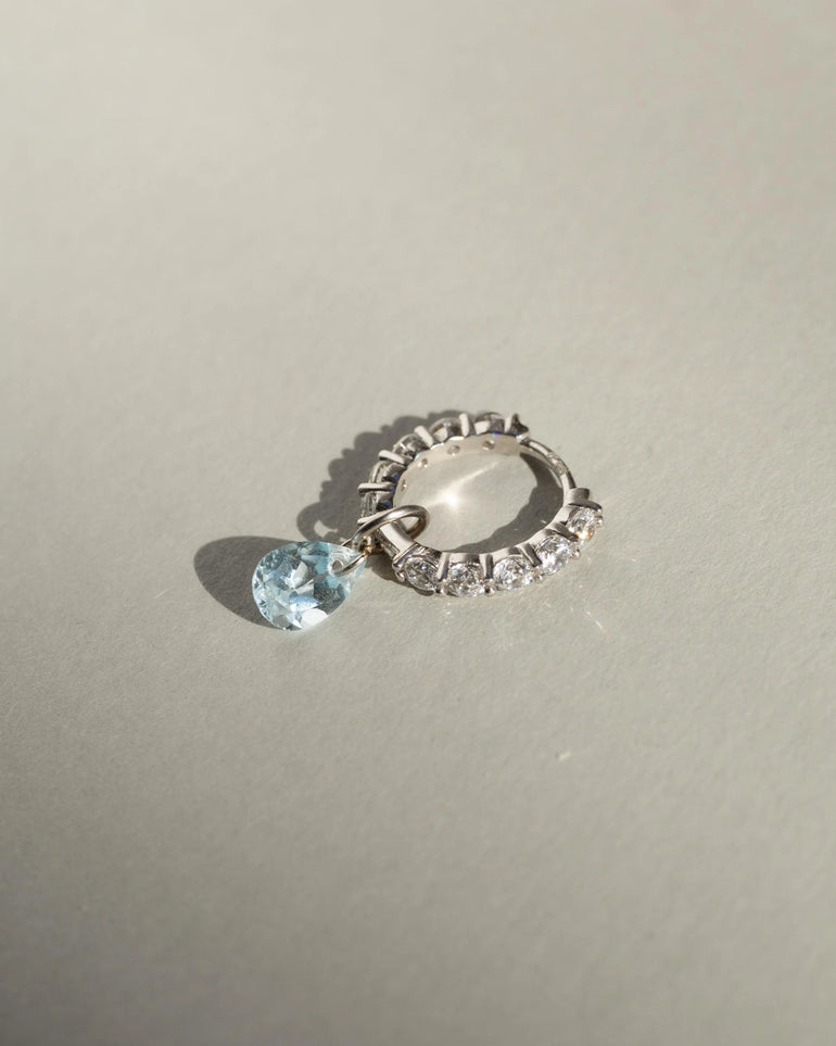 Blauer Topas Anhänger aus 585er Gold am Ohrring