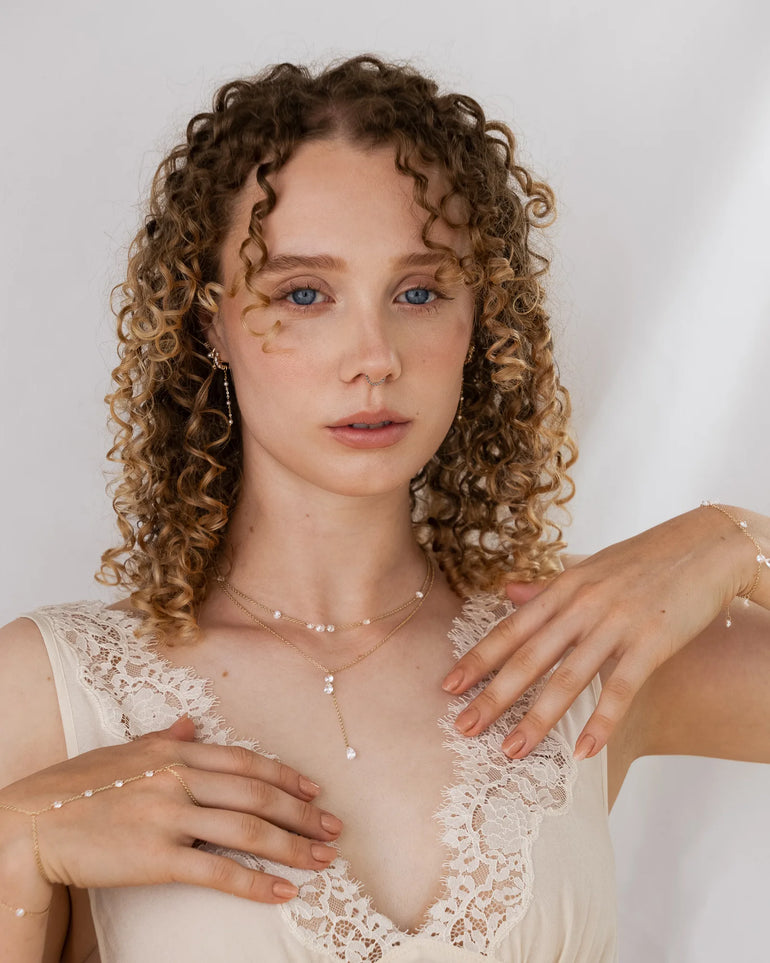 Feine 585 Gold Ketten und Armbänder getragen am Model