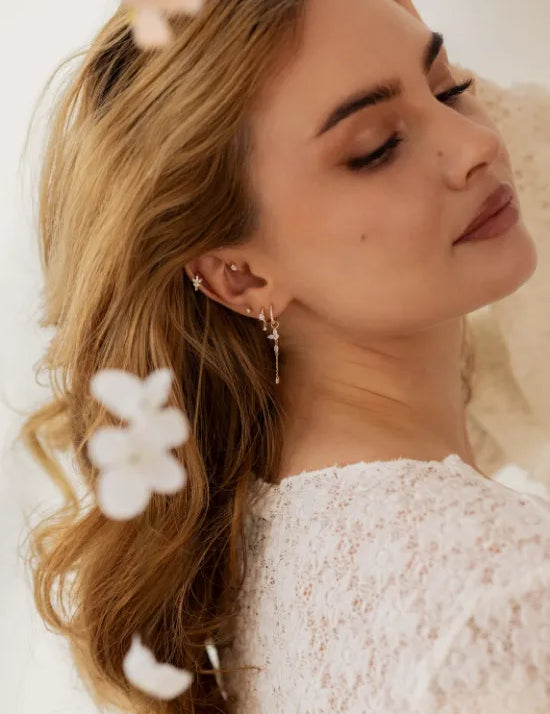 Model mit feinen Gold Ohrringen