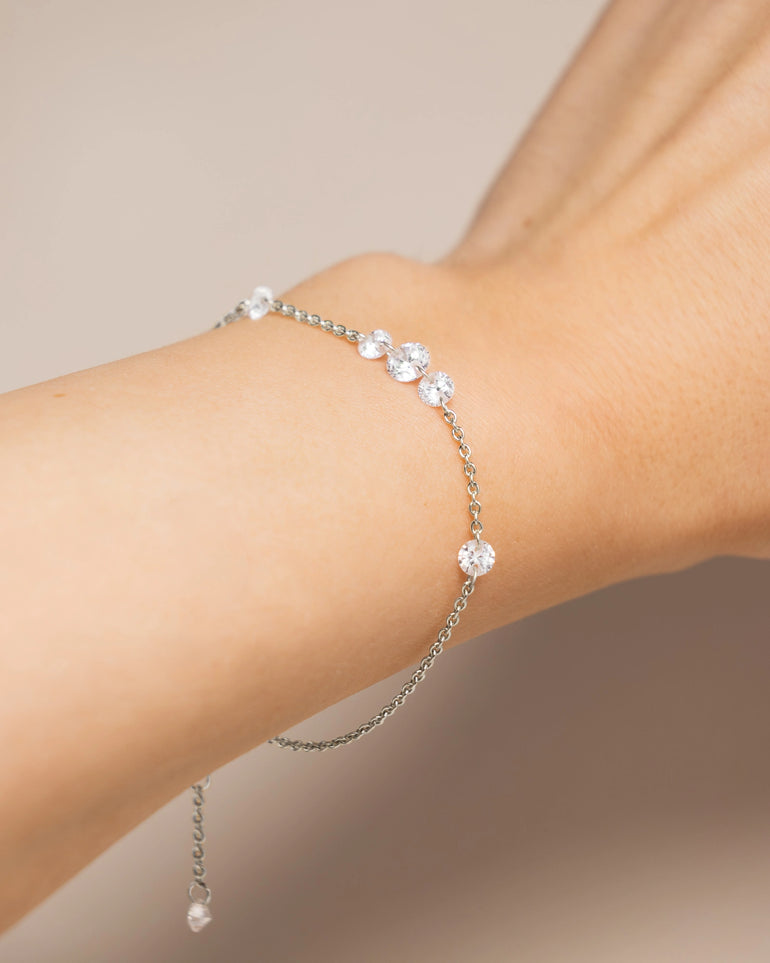 Kristall Armband in Weißgold getragen