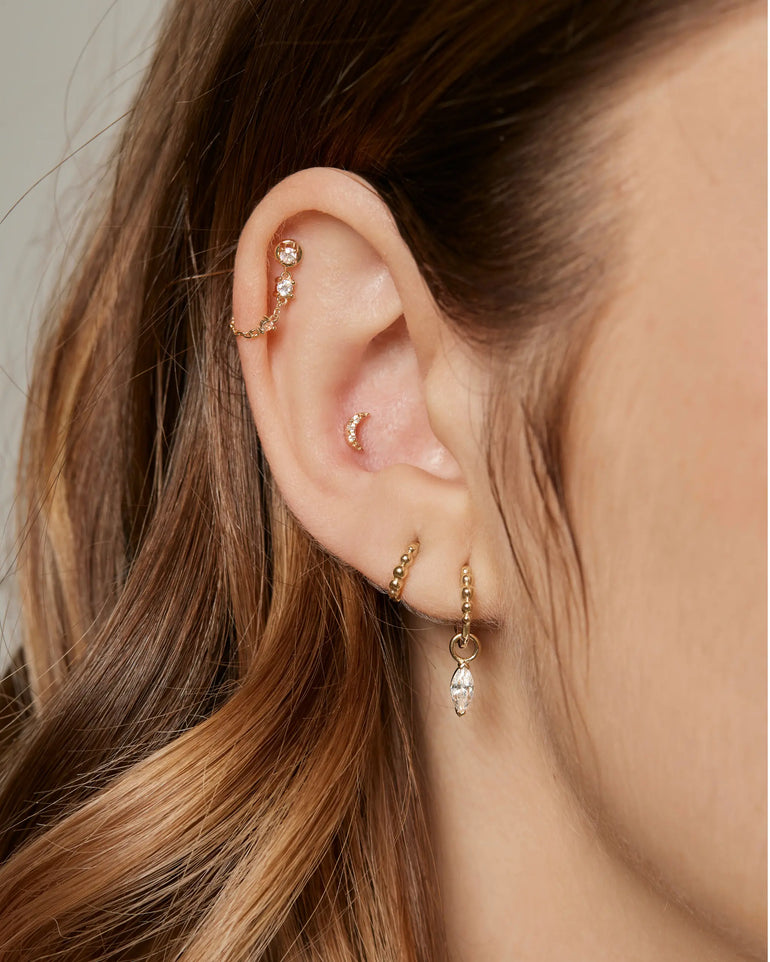 Kristall Ketten Anhänger eingehängt in einen Ohrstecker an der Helix Piercing Position.