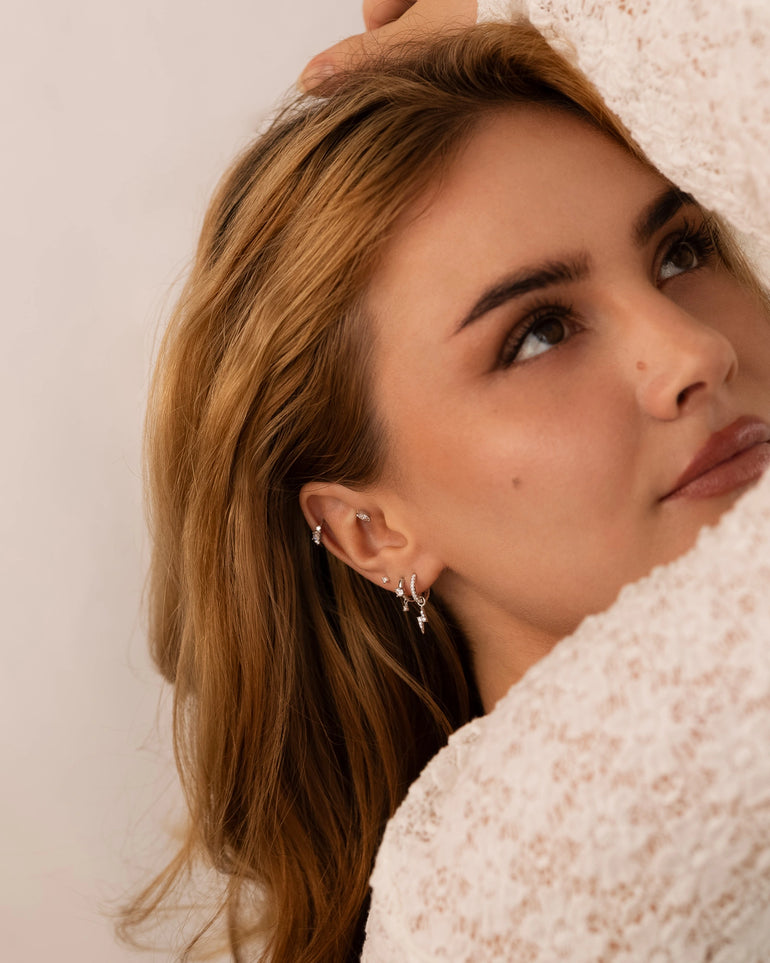 Mondstein Clicker an Model im Helix Piercing