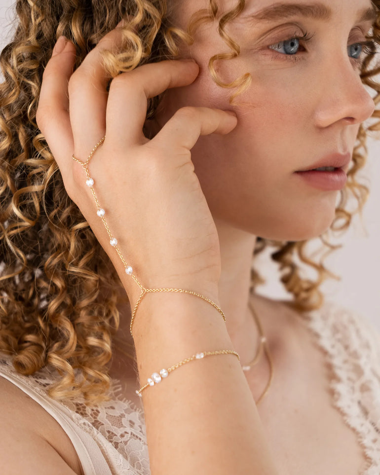 Nevali Handkette getragen am Model aus 585 Gold