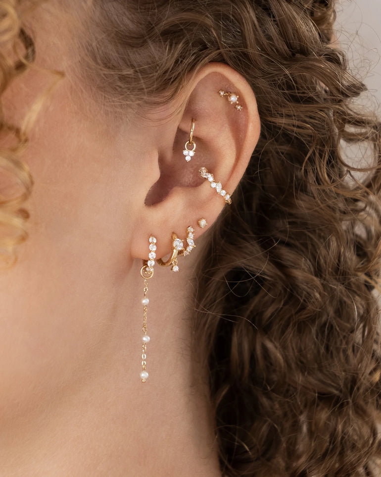Noelia Creole in Gold getragen im Conch Piercing