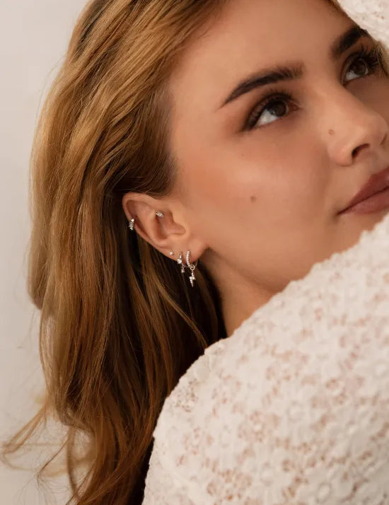Model mit Ohrringen aus Weißgold