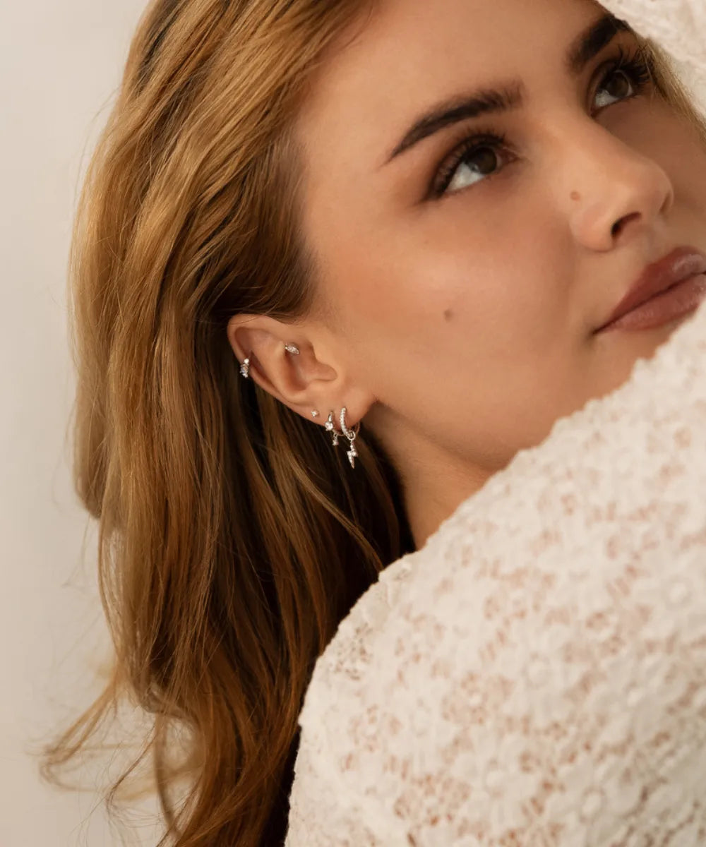 Model mit Weißgold Ohrringen