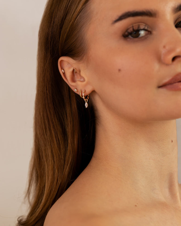 Model mit dem Gold Clicker Ring