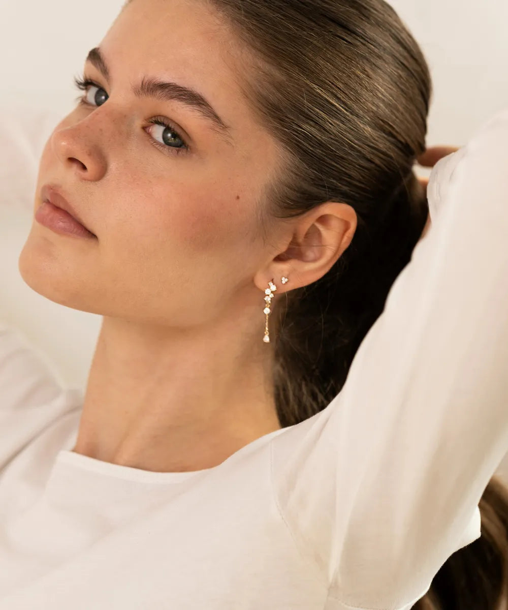 Model trägt 585 Gold Ohrringe