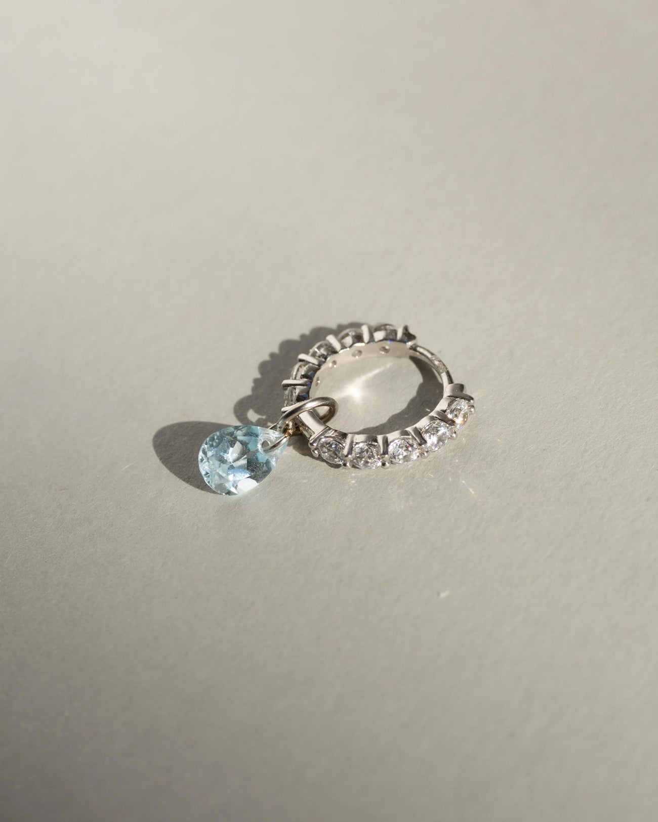 Blauer Topas Anhänger aus 585er Gold am Ohrring