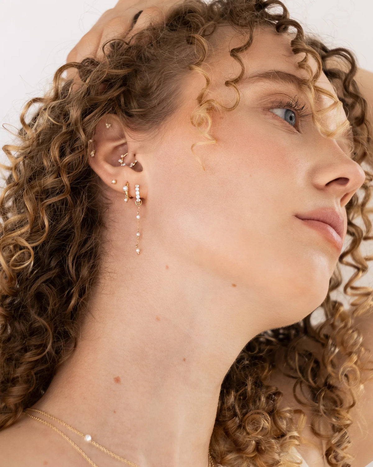 Coralie Ohrstecker in Gold kombiniert am Model