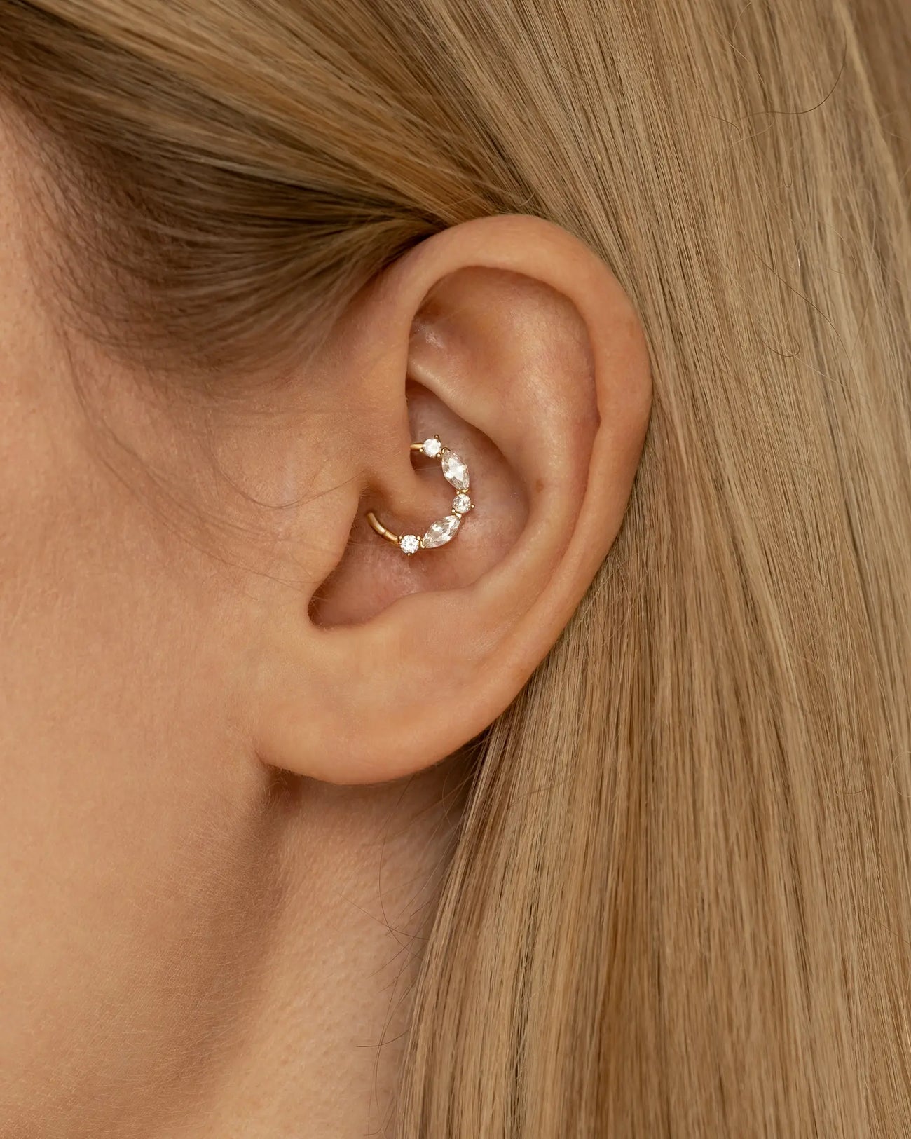 Elysia Daith Piercing getragen am Ohr