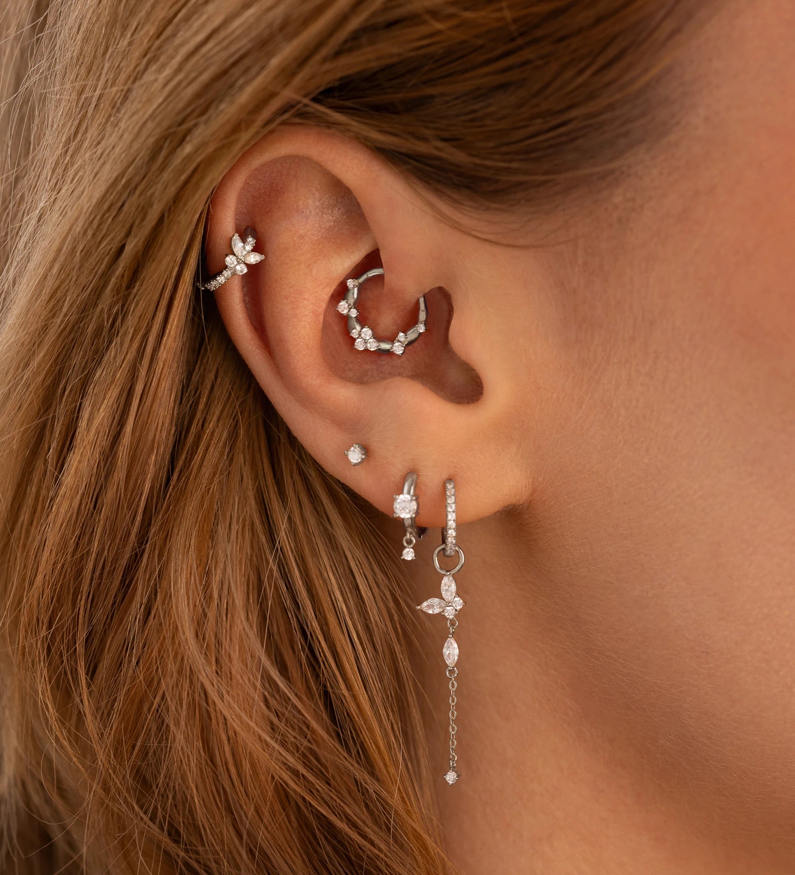 Fleur Daith Weißgold am Ohr