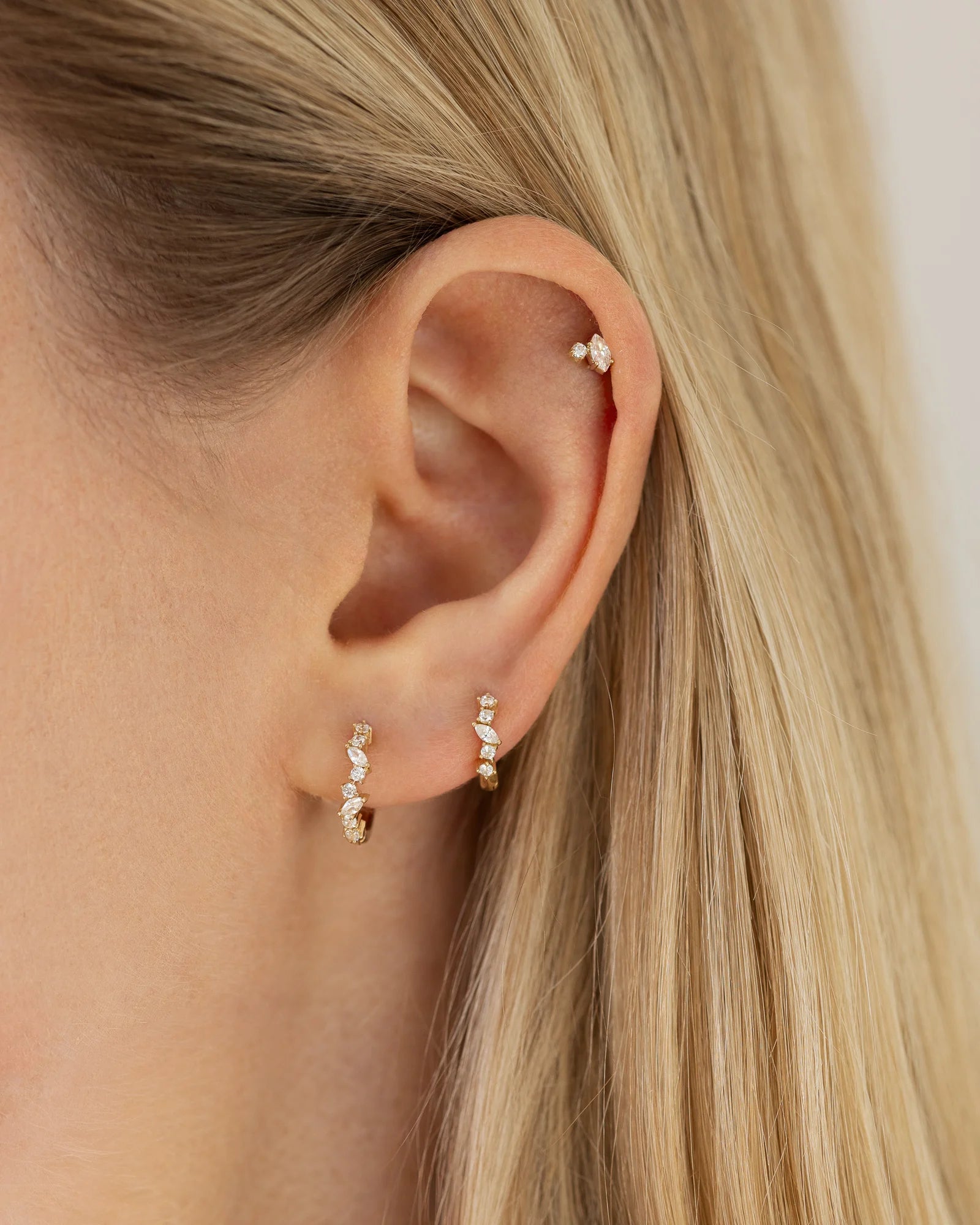 Helix Piercing am Ohr von Lisa Eleni