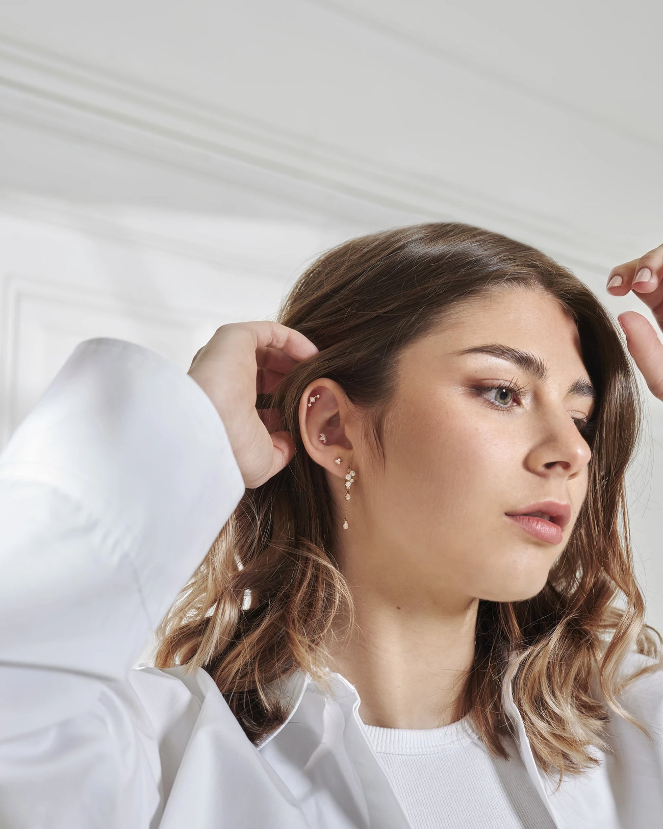 Helix Stecker aus Gold getragen im Helix Piercing