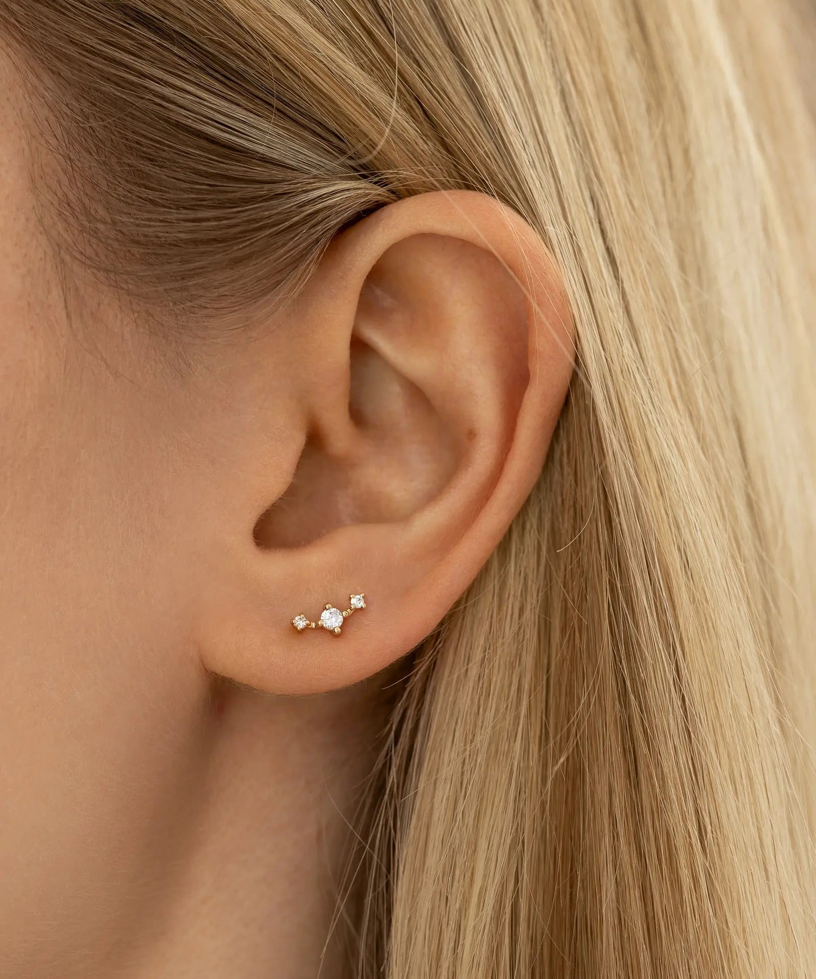 Helix Stecker aus Gold getragen am Ohr
