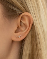 Helix Stecker aus Gold getragen am Ohr