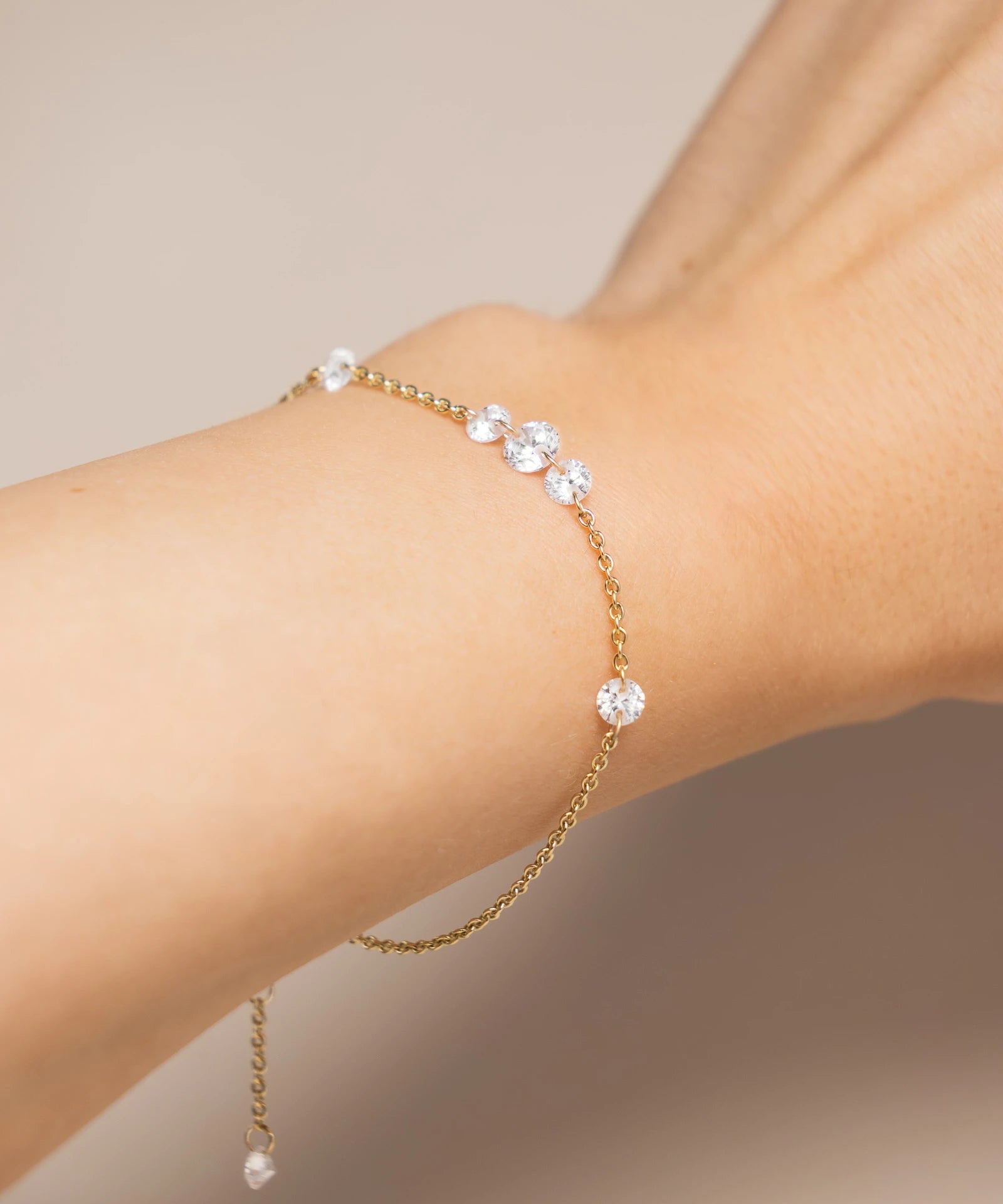 Kristall Armband in Gold getragen