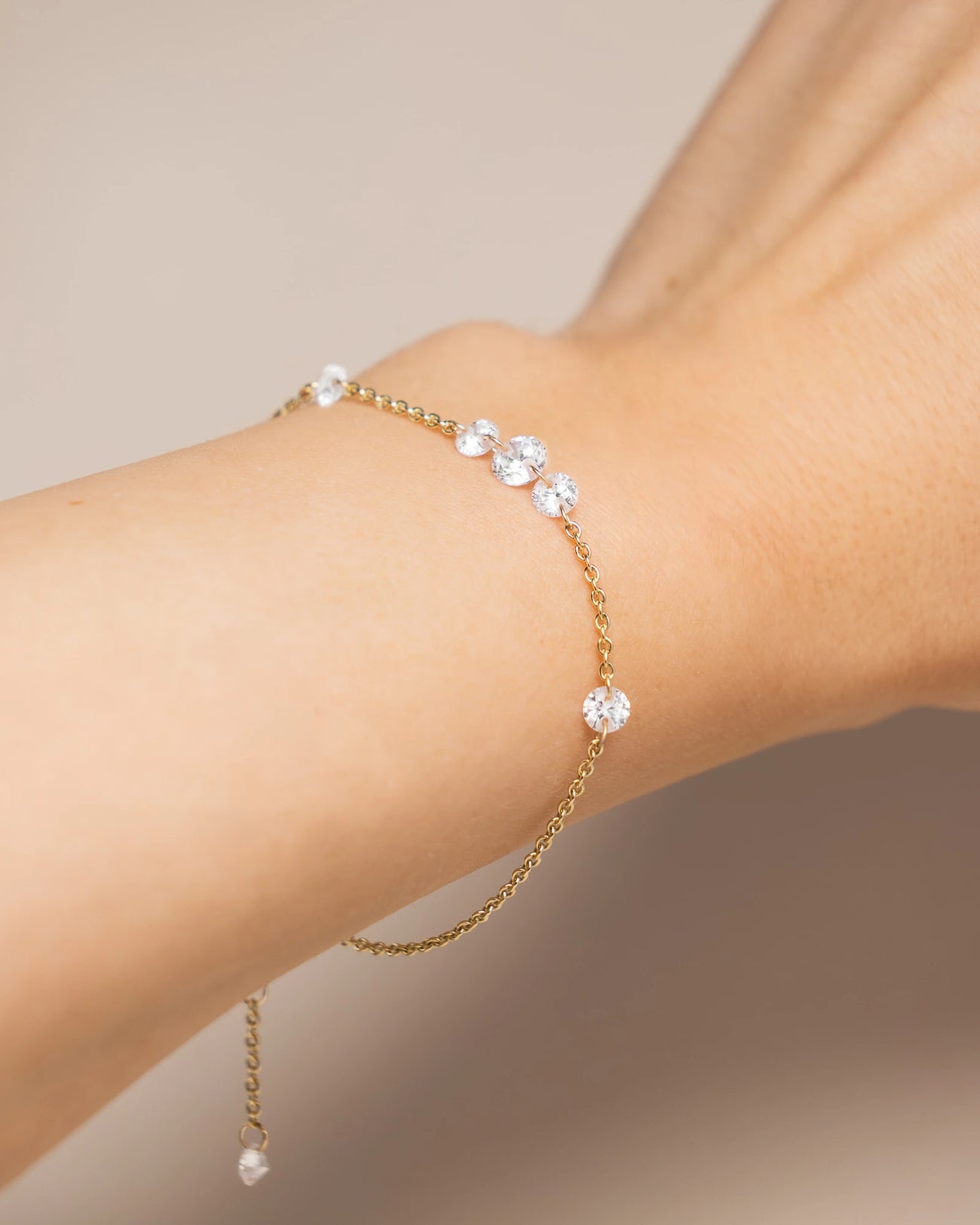 Kristall Armband in Gold getragen