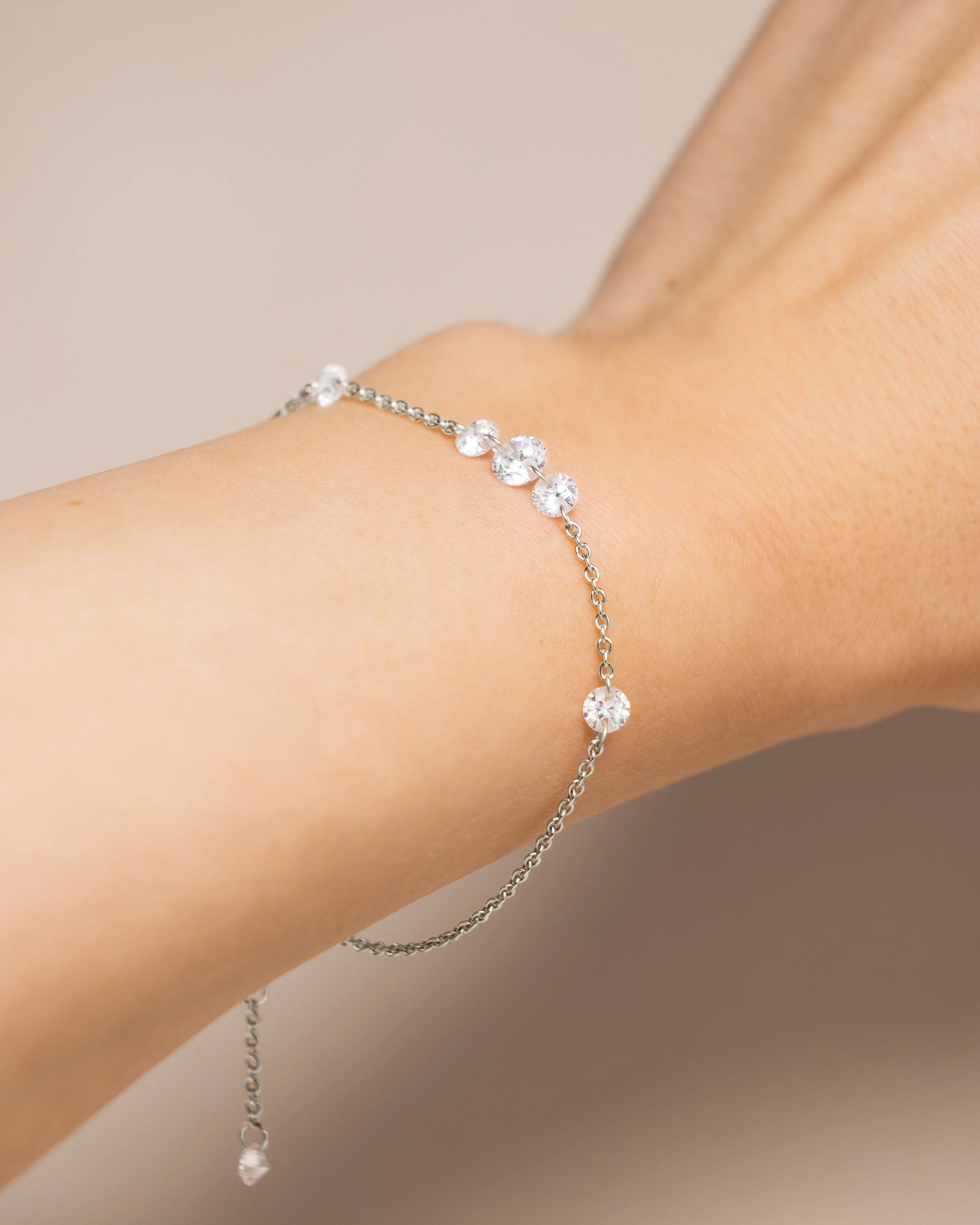 image_Kristall Armband in Weißgold getragen