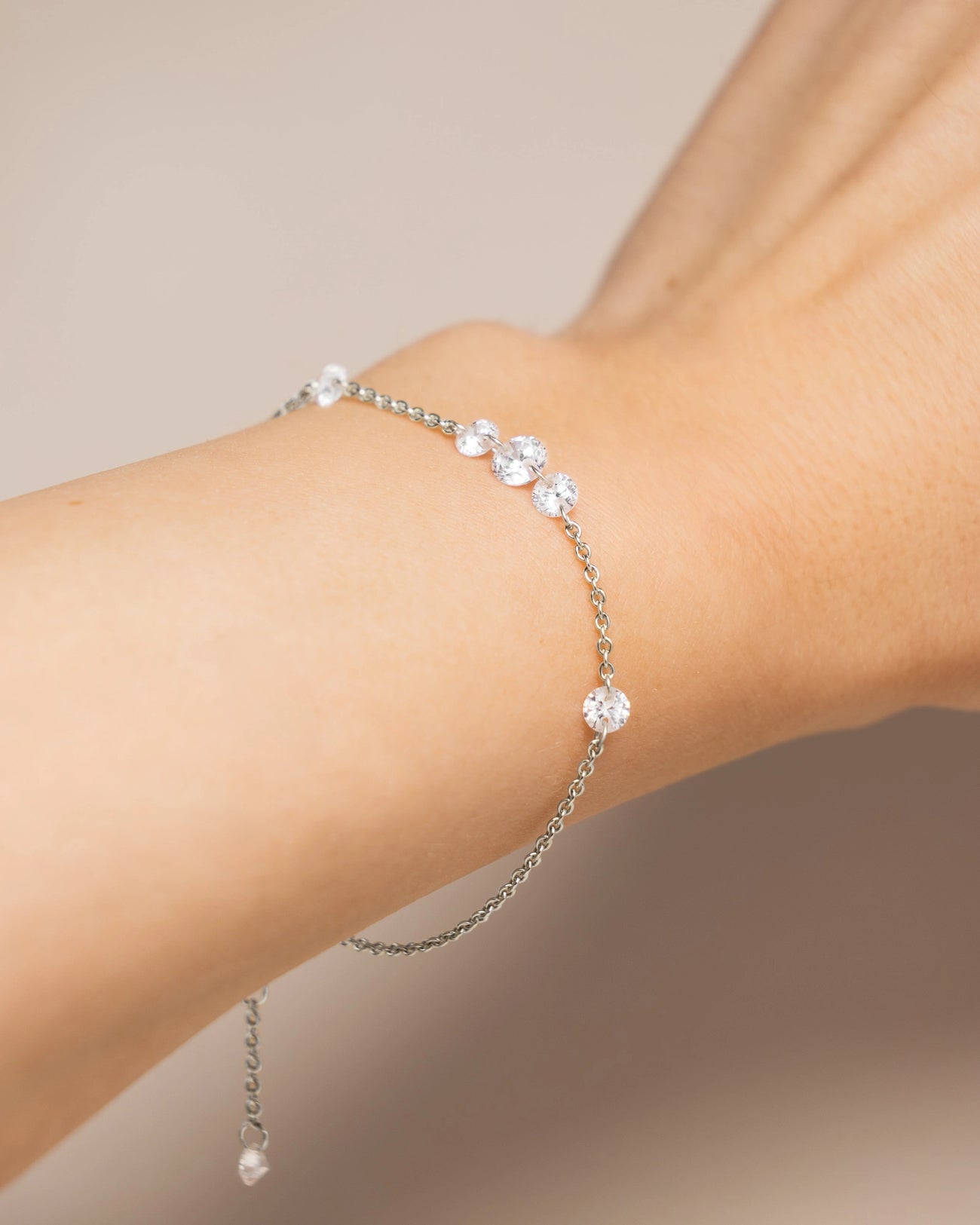 Kristall Armband in Weißgold getragen
