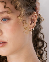 Liana Ohrstecker aus Echtgold kombiniert am Ohr im Conch Piercing