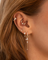 Ohr mit unterschiedlichen Creolen und Ohr Piercings