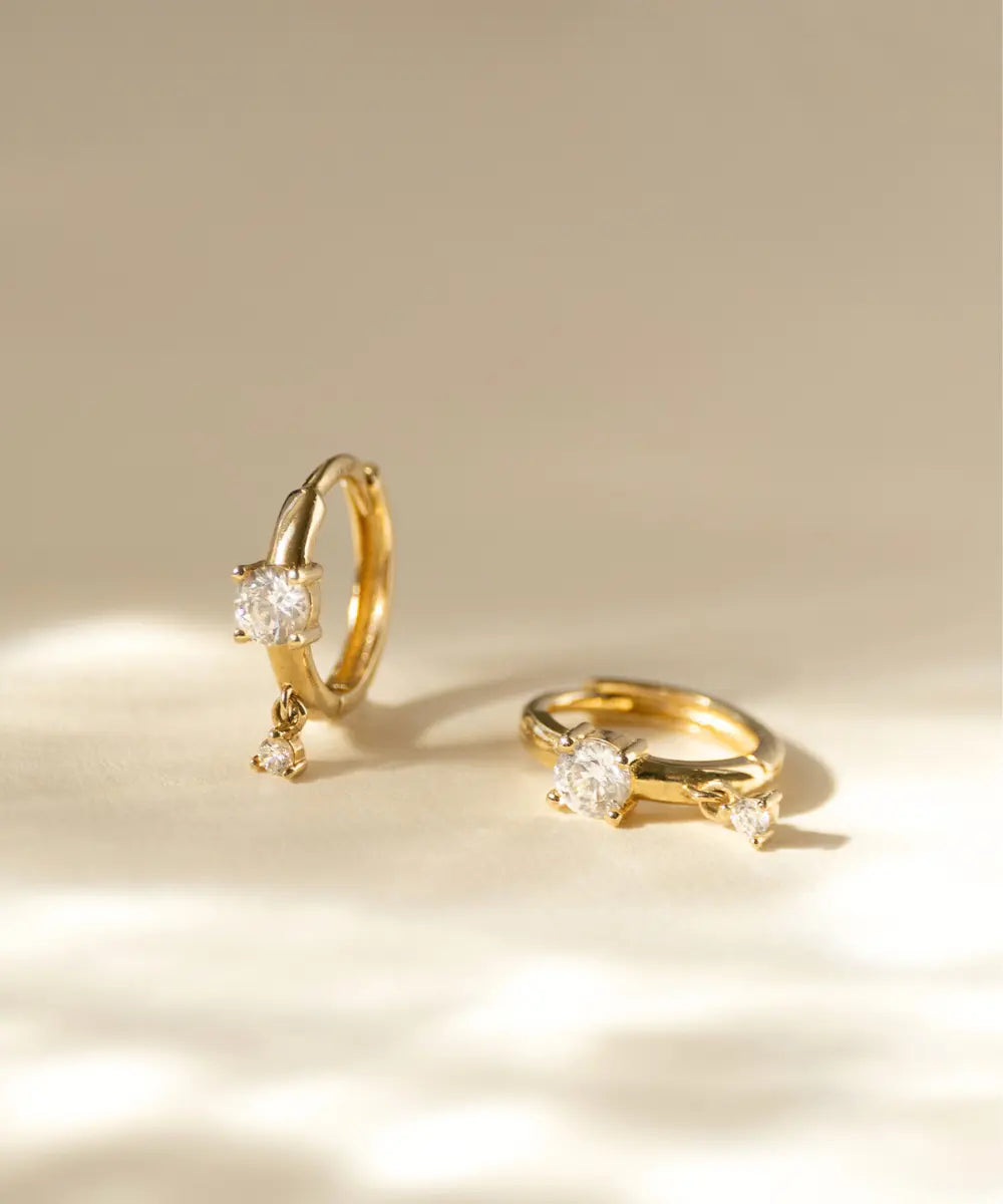 Lilli Creolen Gold liegen auf einer Fläche