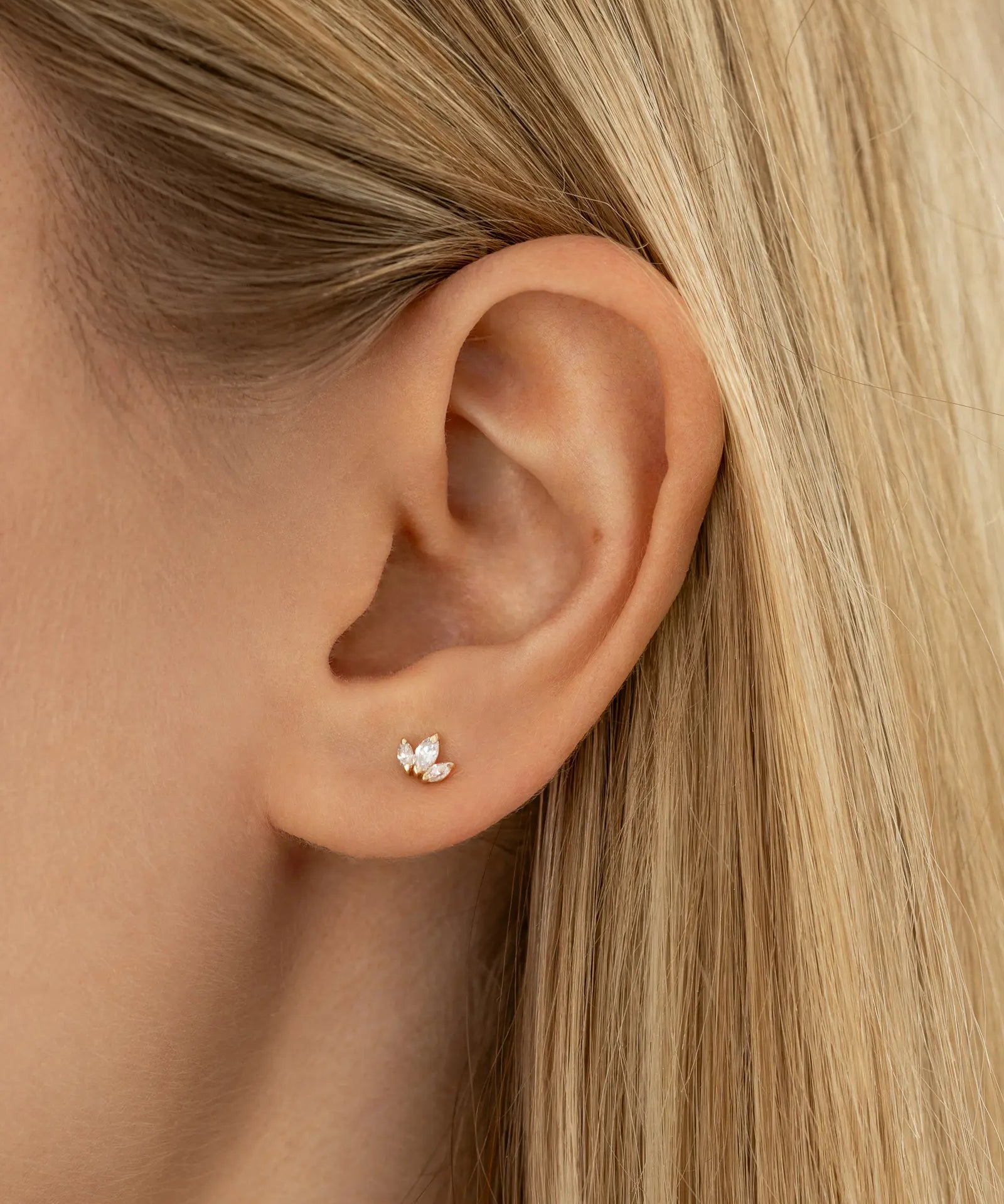 Lotus Ohrring Gold getragen am Ohr