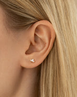 Lotus Ohrring Gold getragen am Ohr