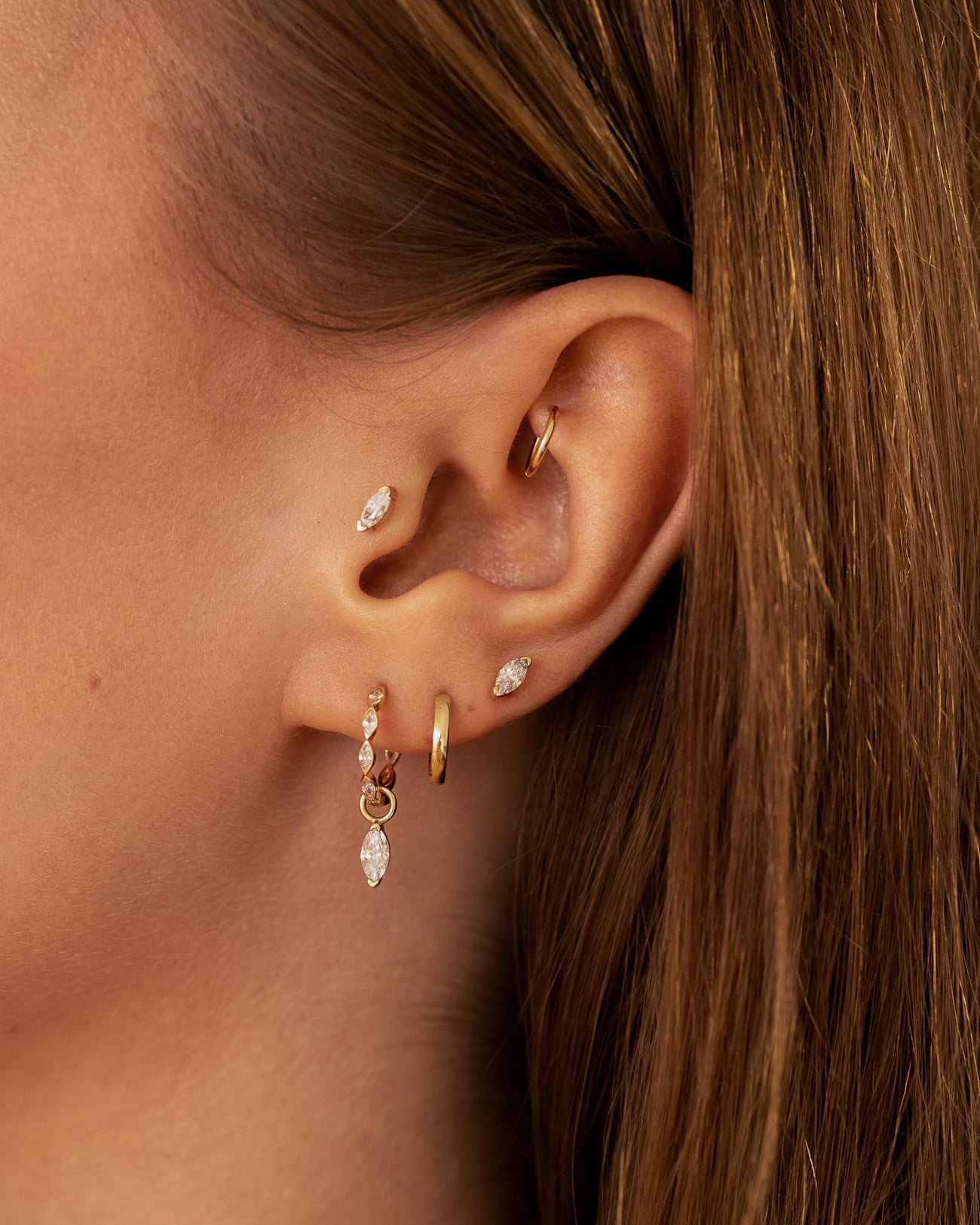Marquise Ohrstecker kombiniert im Ear Stack mit Echtgold Schmuck