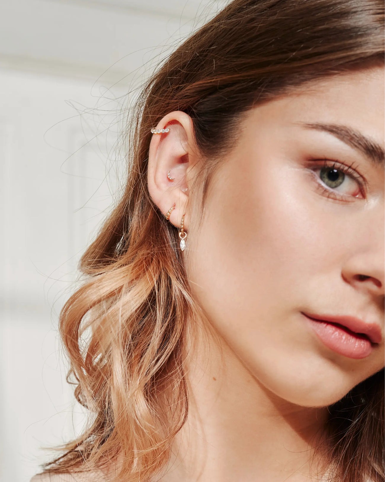 Ohrfoto mit mehreren Ohr Piercings und dem Mond Ohrstecker in 585 Gold an der Conch Piercing Position