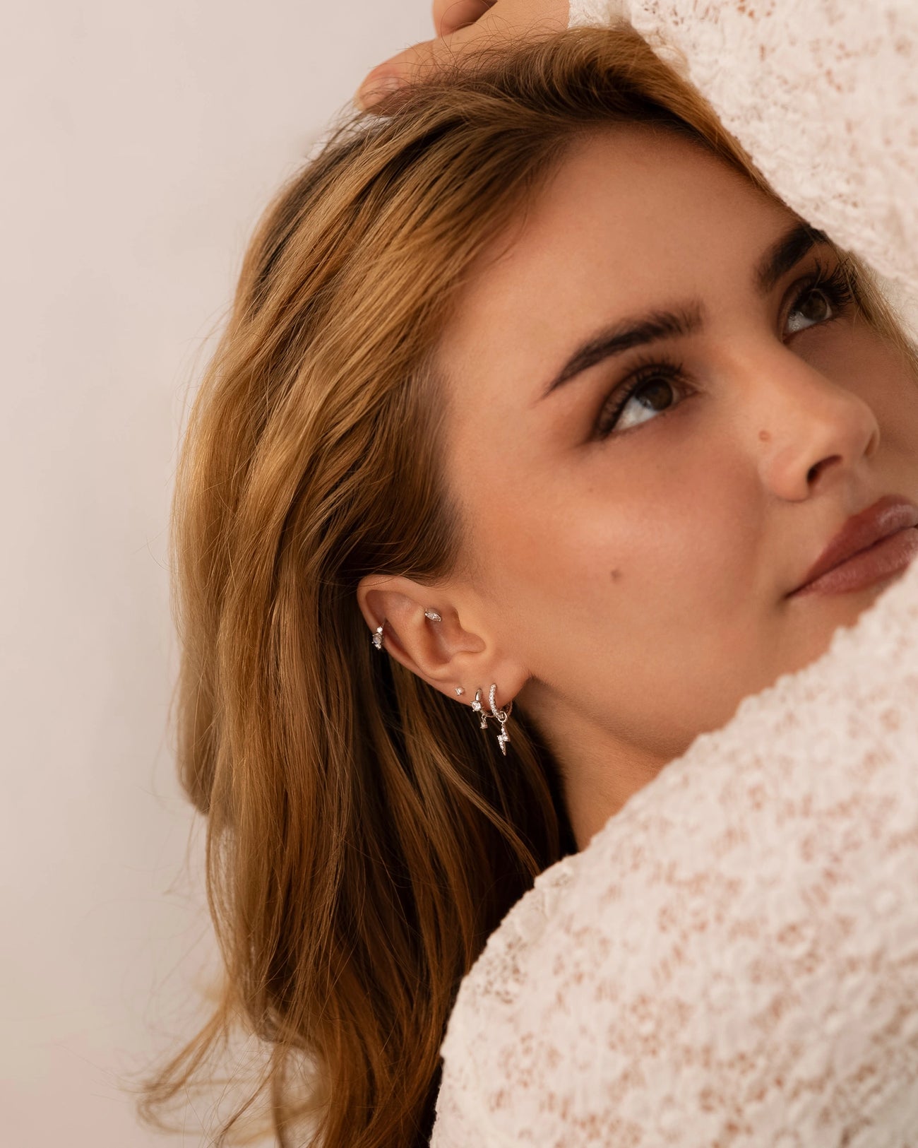 Mondstein Clicker an Model im Helix Piercing