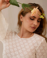 Mondstein Clicker an Model als Helix Piercing