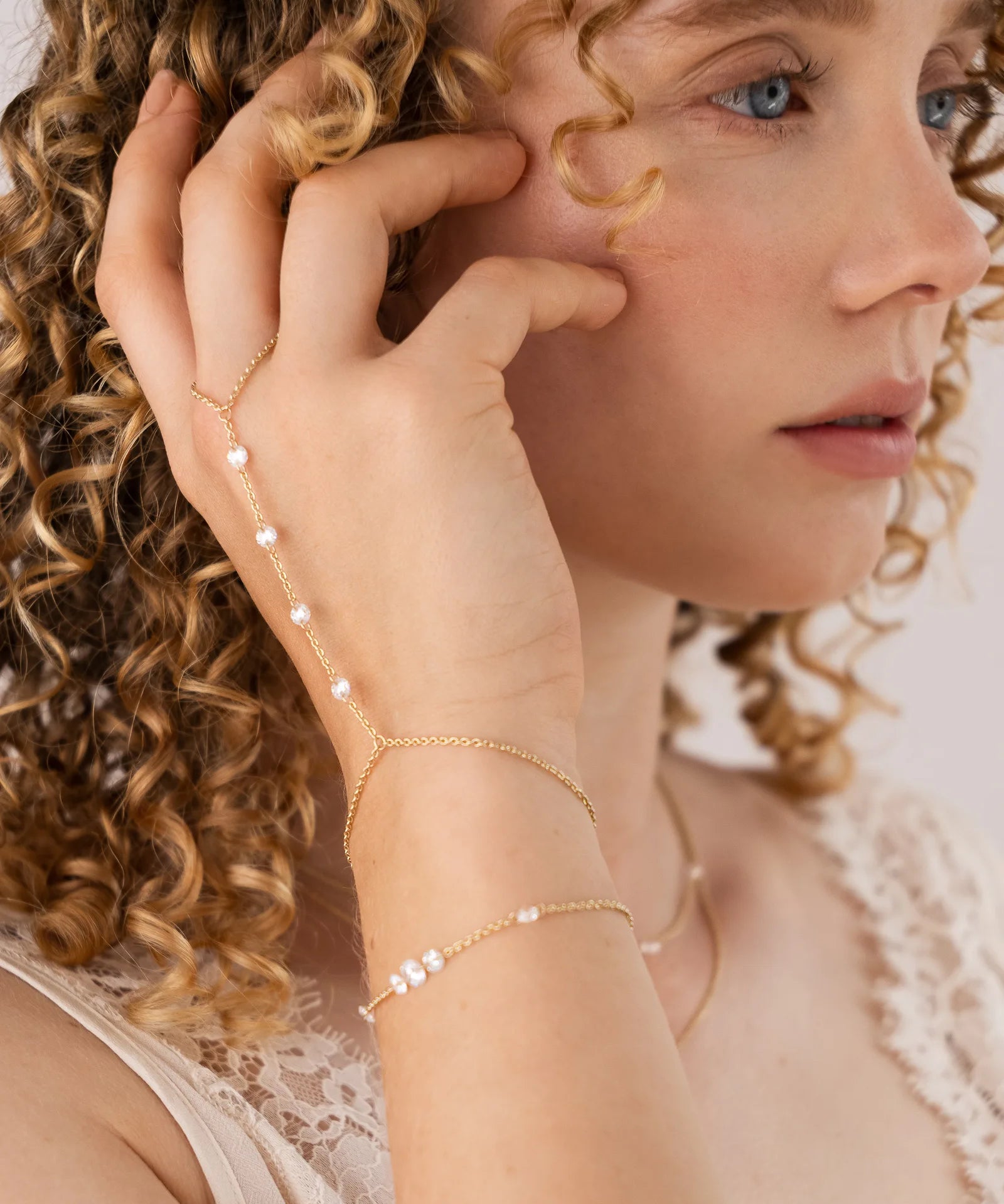 Nevali Handkette getragen am Model aus 585 Gold