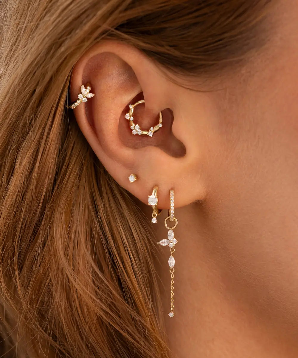 Ohr Look mit mehreren Ohr Piercings