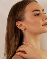 Ohrstecker mit flachem Verschluss getragen im Helix Piercing