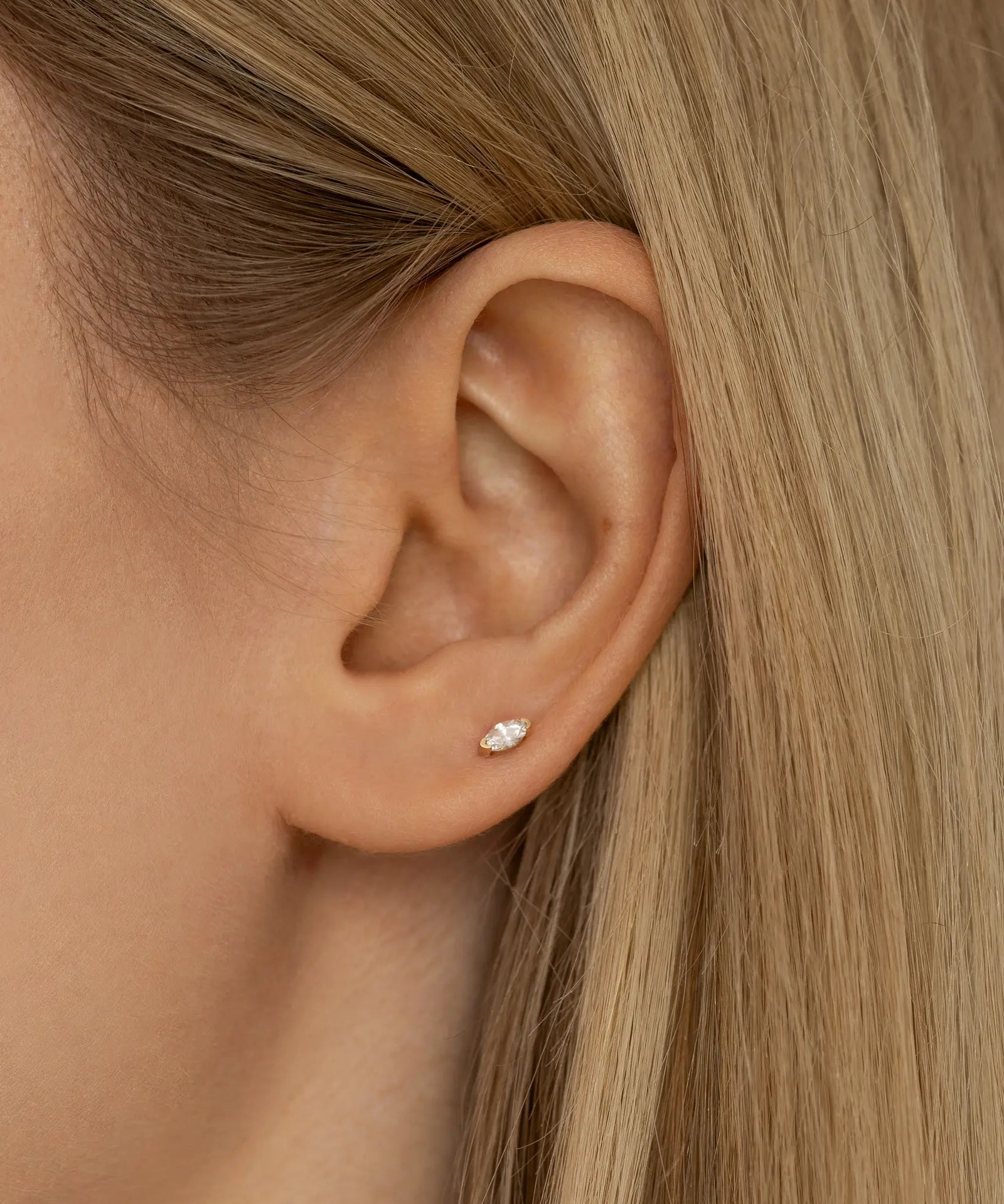 Ohrstecker mit flachem Verschluss getragen im Lobe Piercing