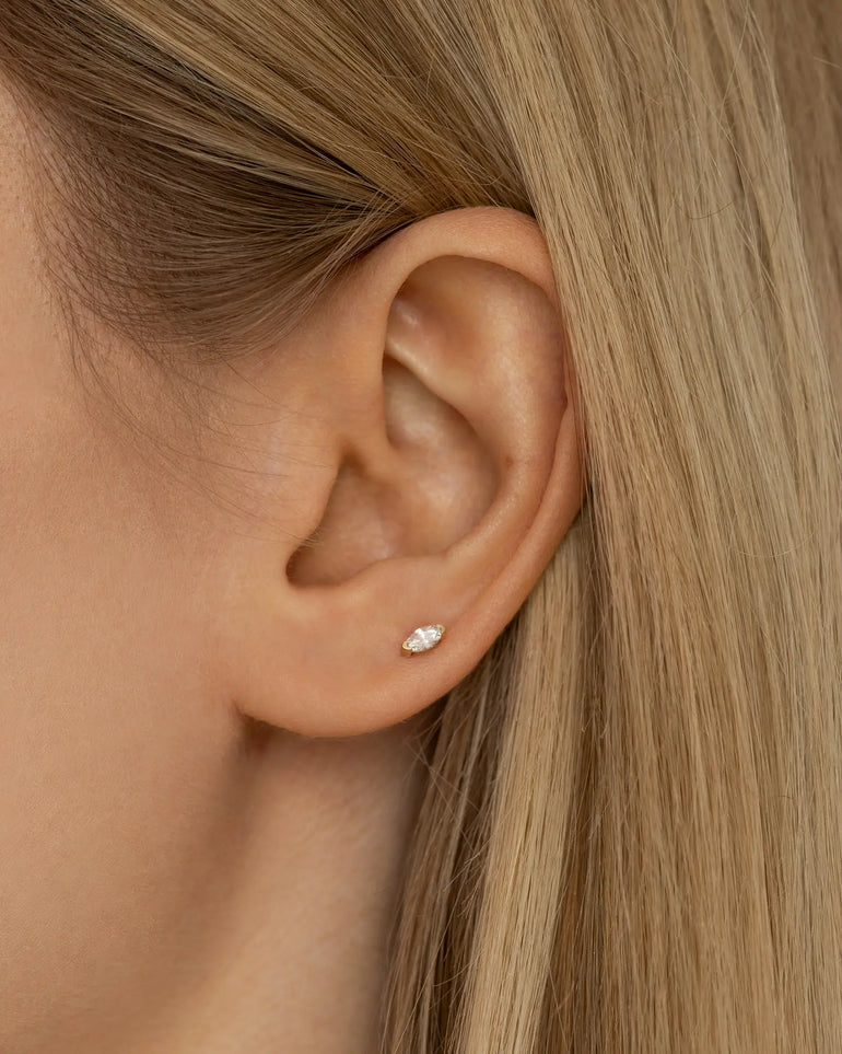 Ohrstecker mit flachem Verschluss getragen im Lobe Piercing