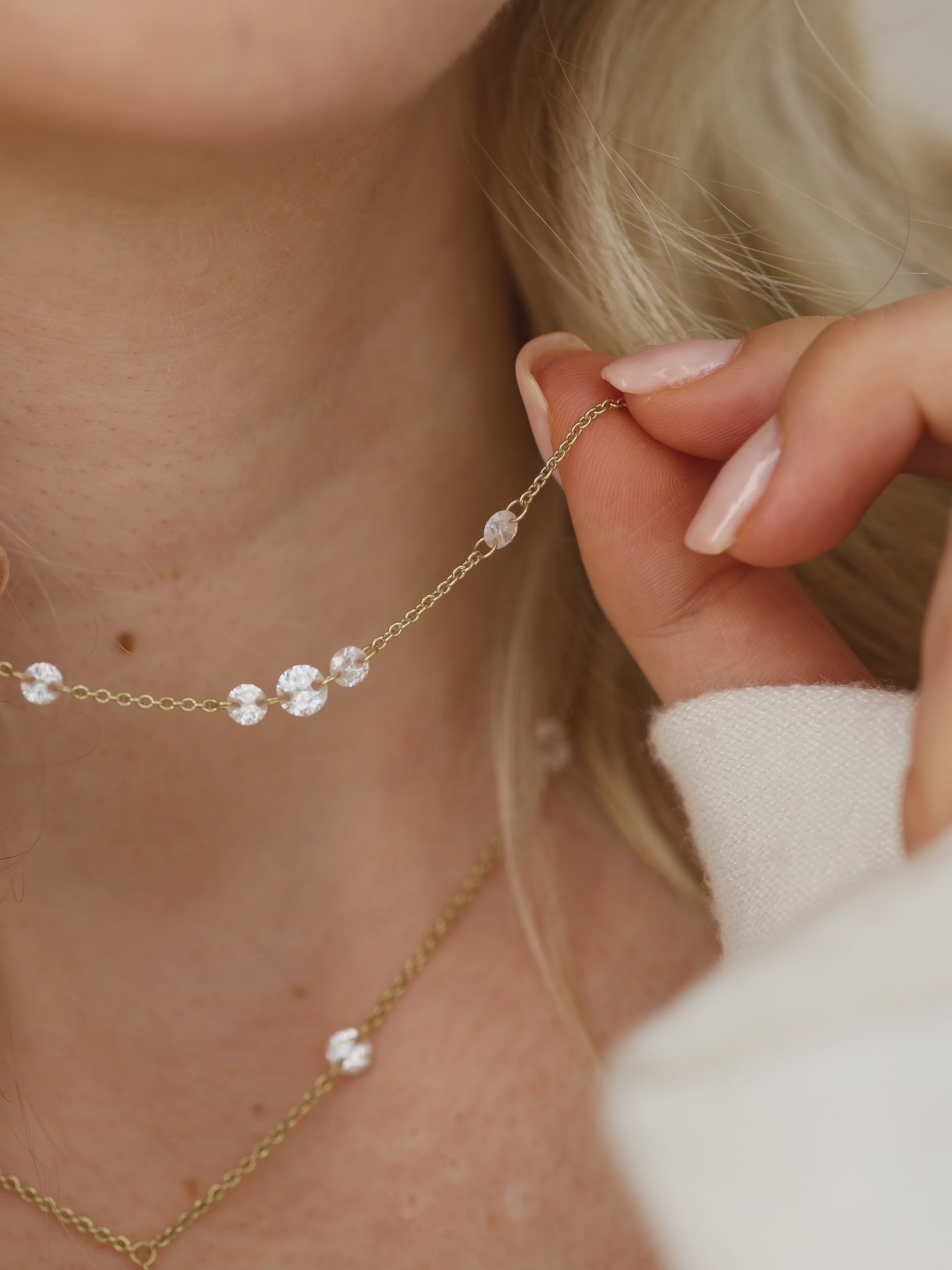 Model mit feinen Gold Ketten