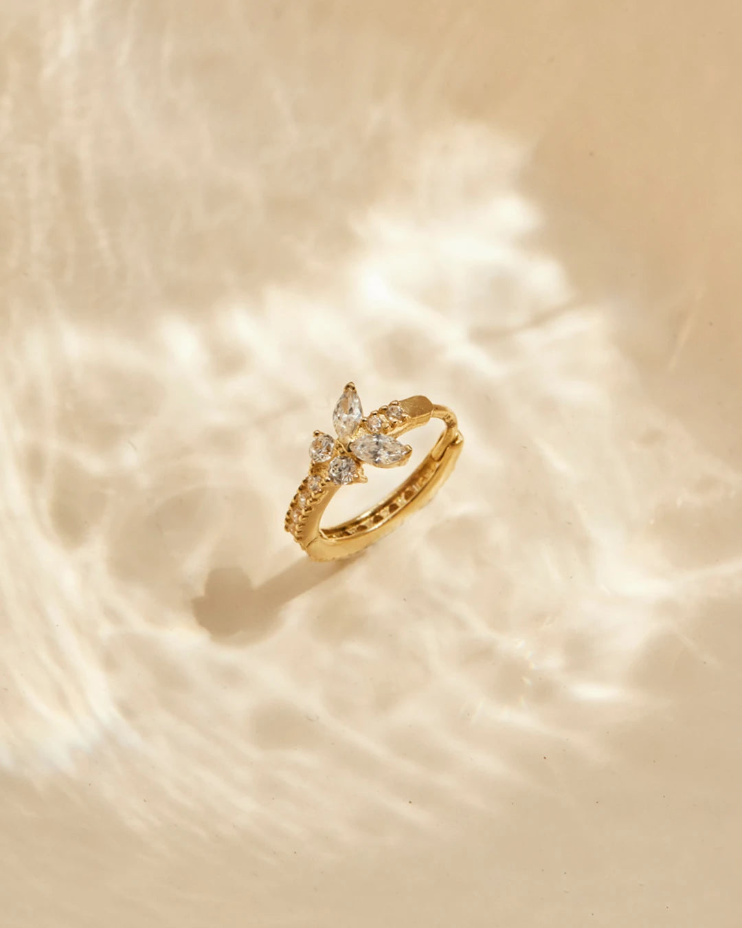 image_Schmetterling Creole in Gold steht auf einer Fläche