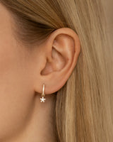 Ohrfoto mit Creole und Stern Ohrring Anhänger eingehängt