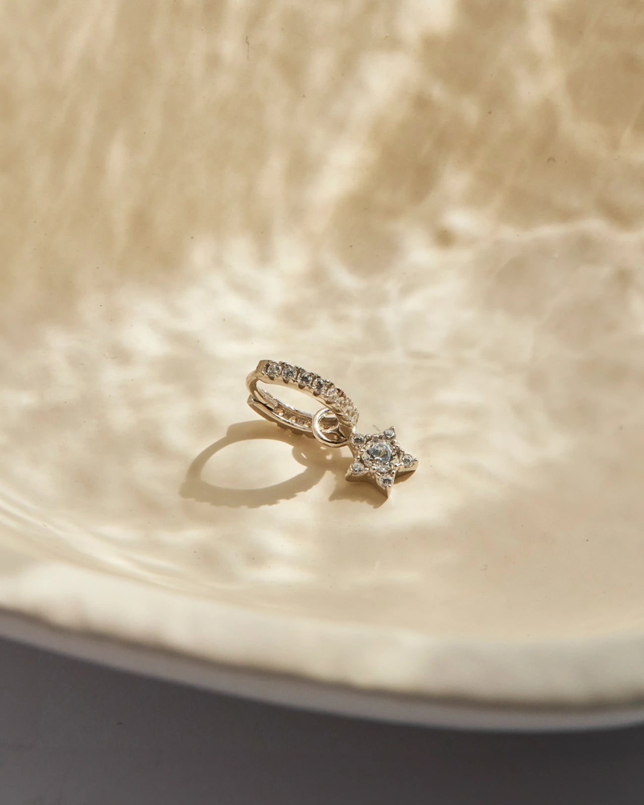 14K Weißgold Stern Ohrring Anhänger hängt auf der Kristall Creole
