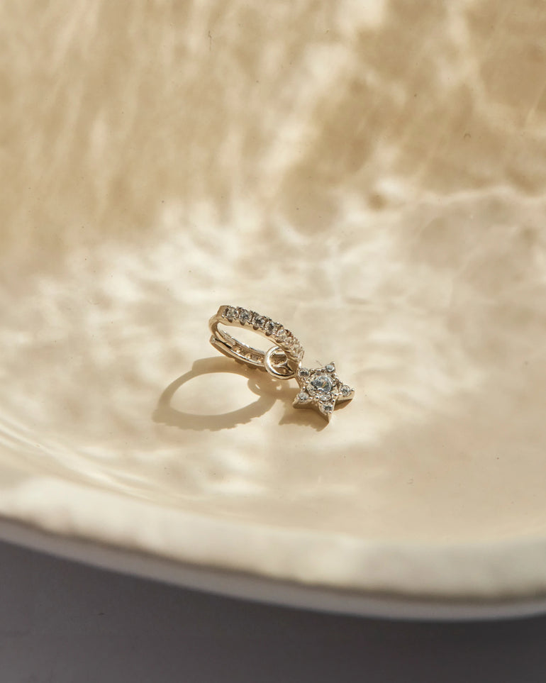 14K Weißgold Stern Ohrring Anhänger hängt auf der Kristall Creole