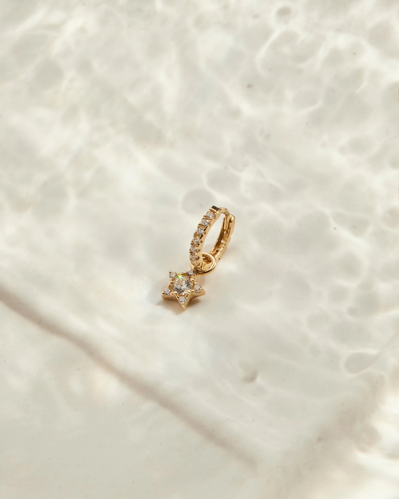 14K Gold Stern Ohrring Charm hängt auf der Kristall Creole
