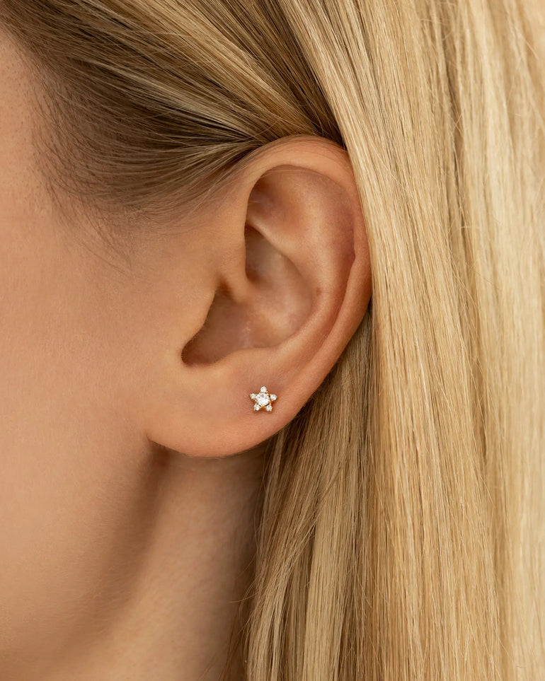 Ohrfoto mit dem Stern Piercing Gold am Ohrläppchen