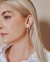 Model mit meherern Ohr Piercings am Ohr und dem Stern Piercing an der Helix Piercing Position