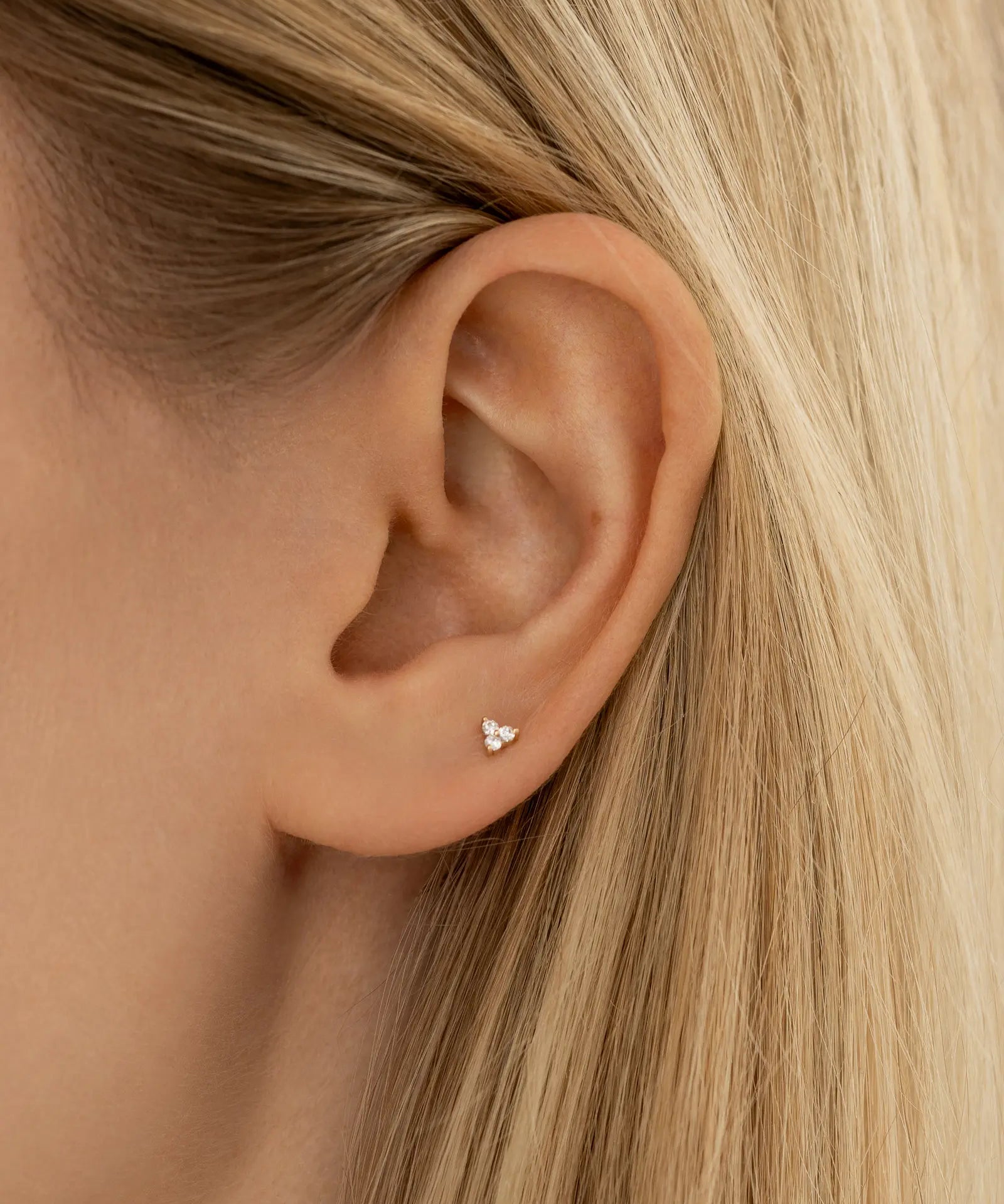 Trinity Flat Back Piercing getragen am Ohr