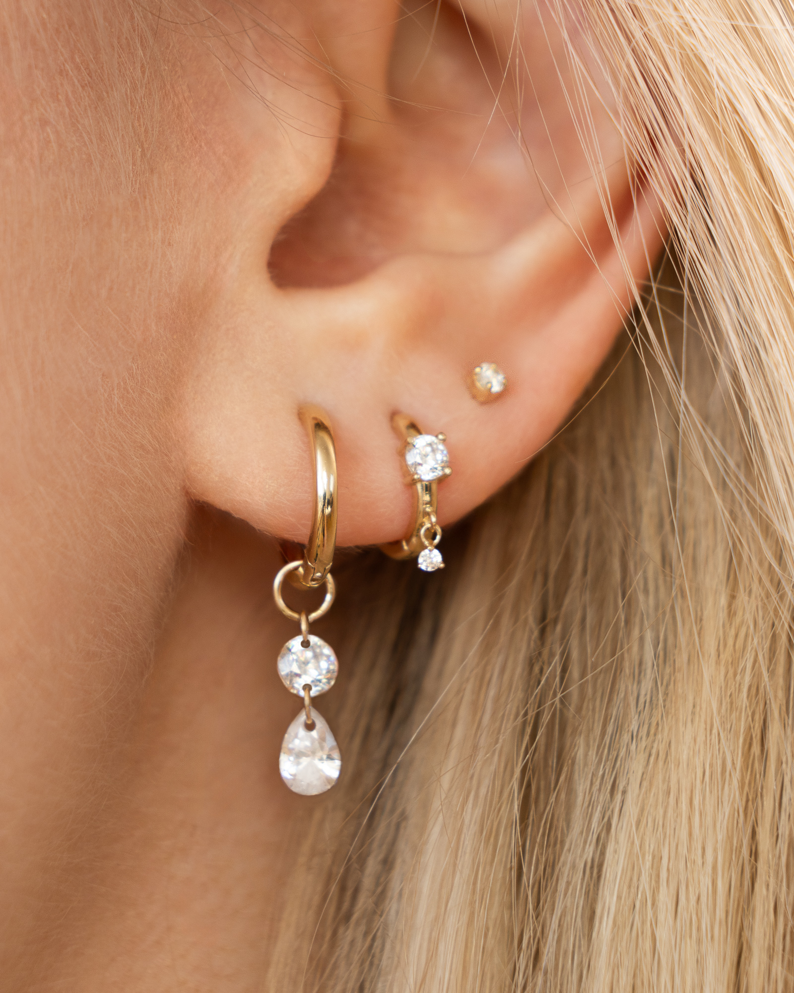 image_Tropfen Kristall Anhänger aus 585 Gold am Ohr