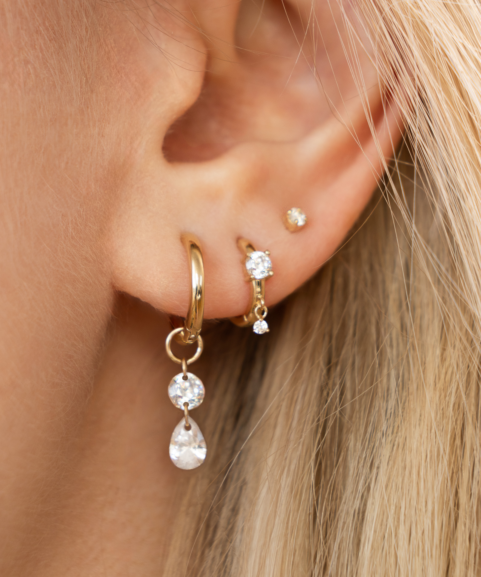 Tropfen Kristall Anhänger aus 585 Gold am Ohr